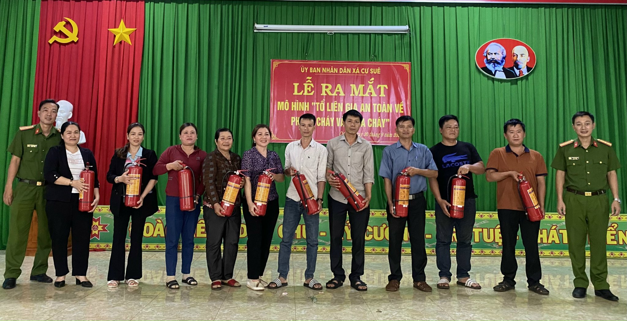 LỄ RA MẮT MÔ HÌNH ĐIỂM TỔ LIÊN GIA PCCC THÔN 2 - XÃ CƯ SUÊ 
